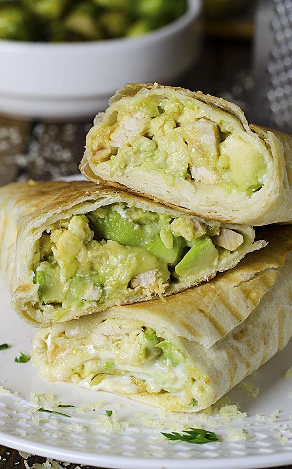 If you are in a big hurry to prepare a beautiful lunch or dinner, maybe it's time for you to try the healthy and easy Chicken Avocado Burritos. I consider this a real „trick up my sleeve“ for situations like this.