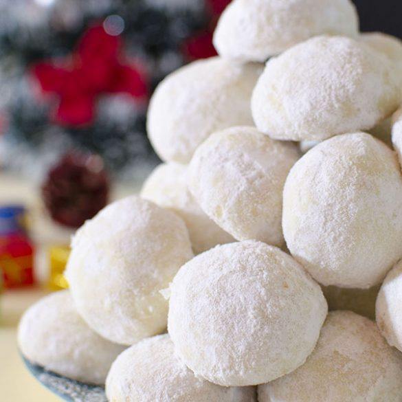 Christmas Coconut Snowball Cookies With Coconut And Powdered Sugar