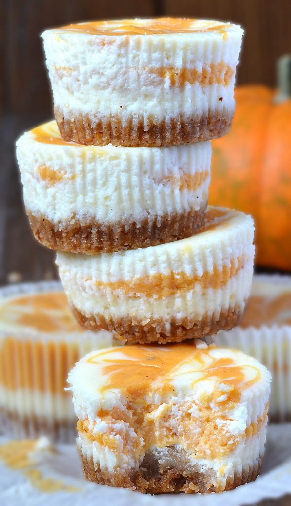Pumpkin Swirl Cheesecake je bohatý a chutný recept ideálny na sviatky!