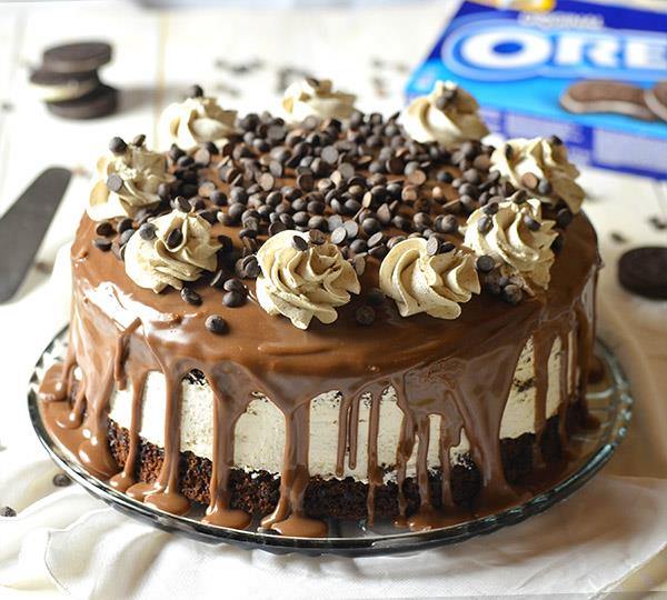 When you don't know what to make for dessert, a cake is always a good solution. This time, my choice was the decadent Oreo Cheesecake Chocolate Cake and trust me, it wasn't a mistake.