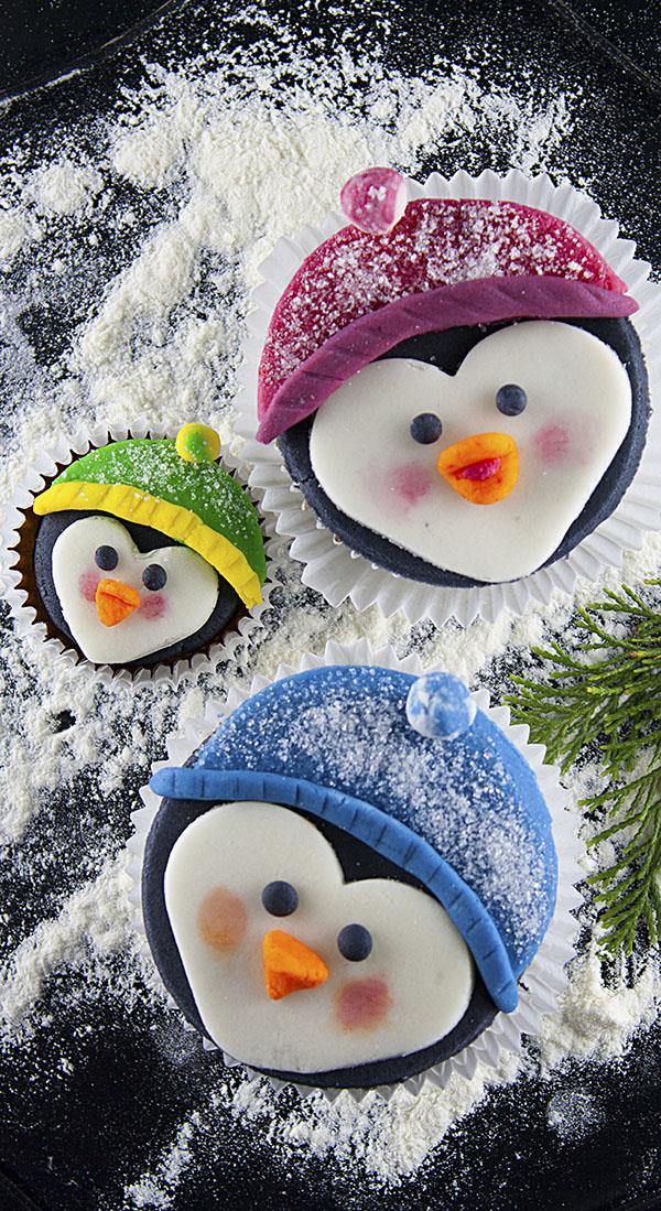 Have you ever met penguin cupcakes family? No? Then let me introduce you young penguin couple with their cute son :) They decided to jump on our kitchen table directly from South Pole. Delicious chocolate cupcakes with fondant decoration.