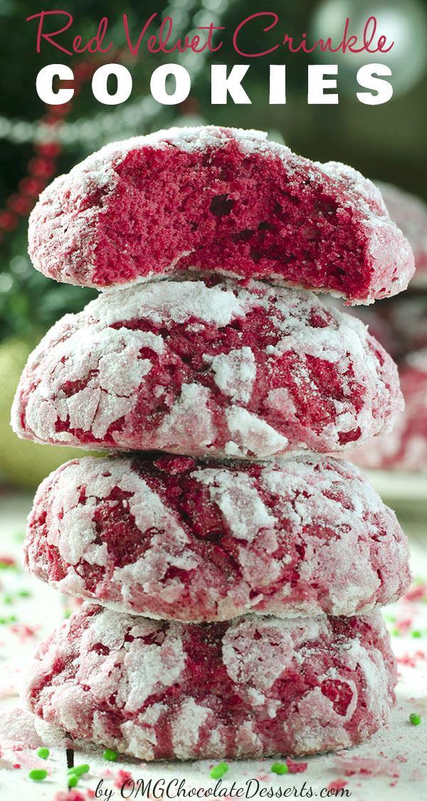 If you are looking for a delicious Christmas cookies recipe, these Red Velvet Crinkle Cookies will surely not leave you indifferent. Soft and gooey, with their beautiful red color, these cookies are the real choice for a cookie exchange and also for a Valentine’s day dessert recipe.