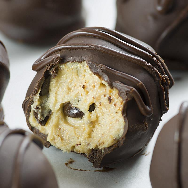 Peanut Butter Cheesecake Truffles are delicious bites of smooth peanut butter cheesecake loaded with chocolate chips, covered with crunchy chocolate shell.