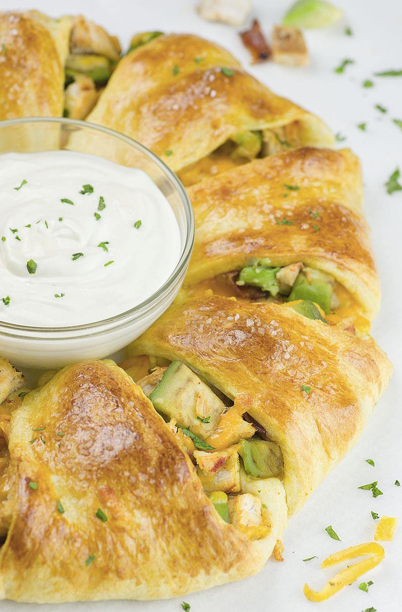 If you love simple and easy 5 minutes crescent roll recipes you must try this Chicken Avocado Crescent Ring. Healthy and delicious!!!
