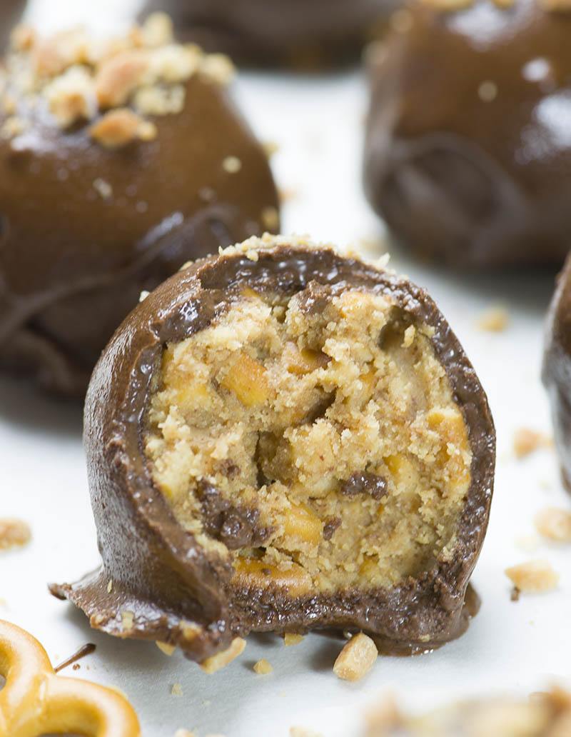 Chocolate Peanut Butter Pretzel Bites | Chocolate Dipped Dessert Recipe