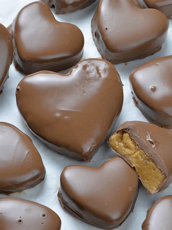 https://omgchocolatedesserts.com/wp-content/uploads/2018/01/Reeses-Peanut-Butter-Valentines-Hearts-fatured.jpg