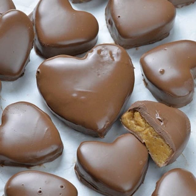 Reese’s Peanut Butter Valentine’s Hearts #recipe #omgchocolatedesserts #recipevideo These cute chocolate peanut putter hearts are melt-in-your-mouth gooooooooood!!!