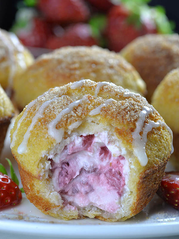 Gebissenes Frischkäse-Erdbeer-French-Toast-Muffin-Bild.