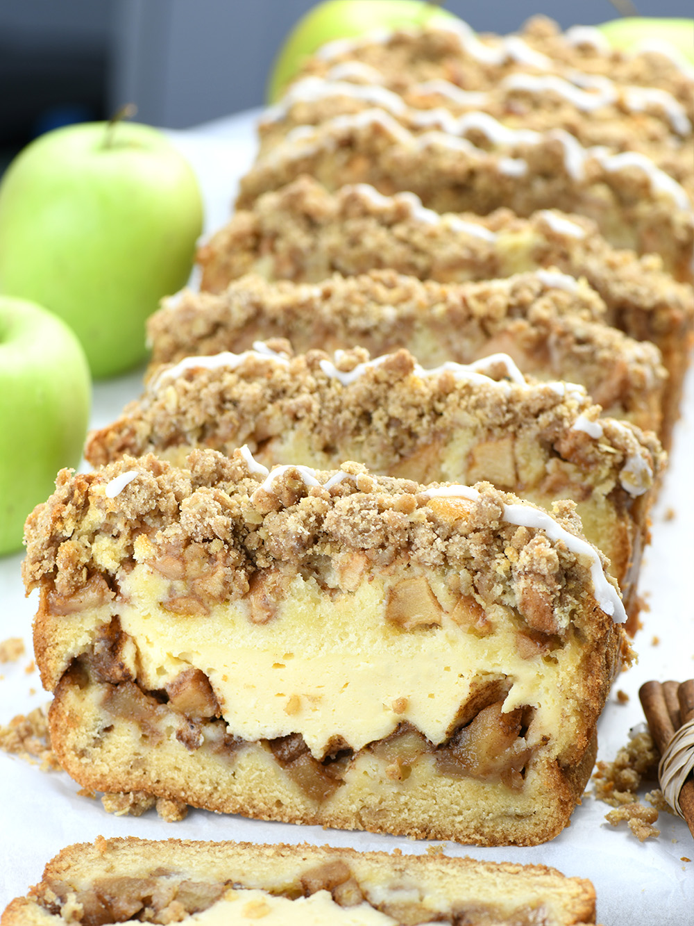 Coupe of Apple Crisp Cheesecake Bread slices rounded with green apples.
